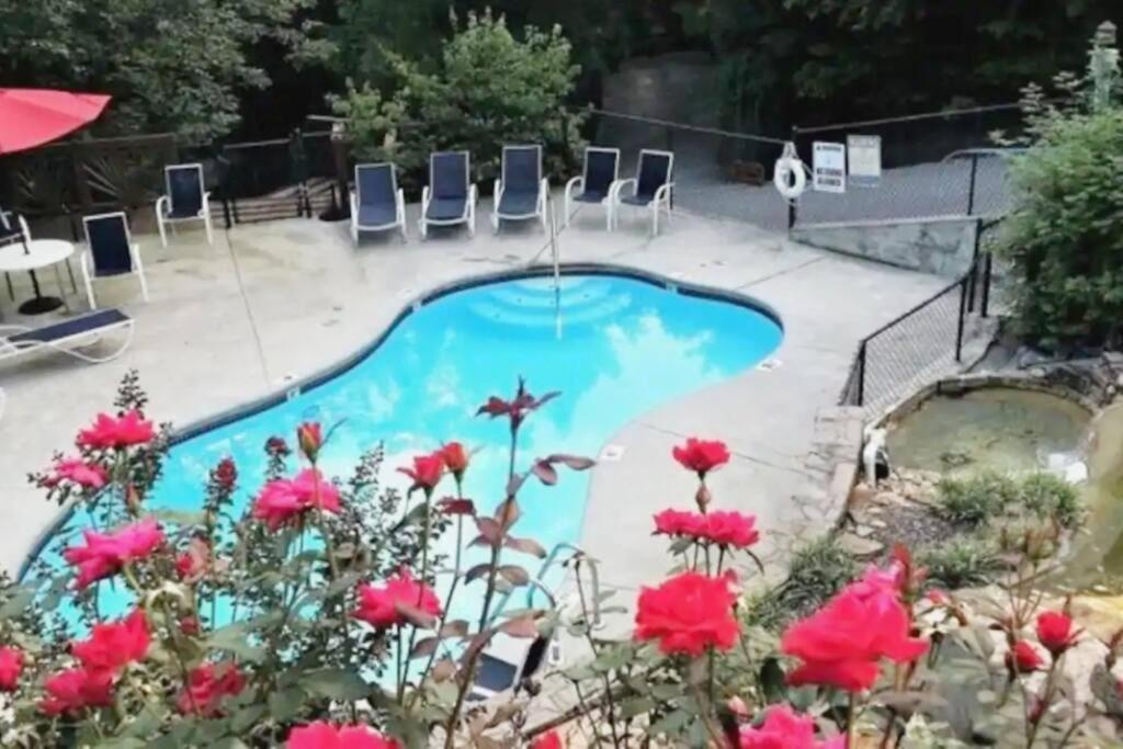 Cozy Cabin! Hot Tub, King Bed, Fireplace, & Pool Gatlinburg Eksteriør billede