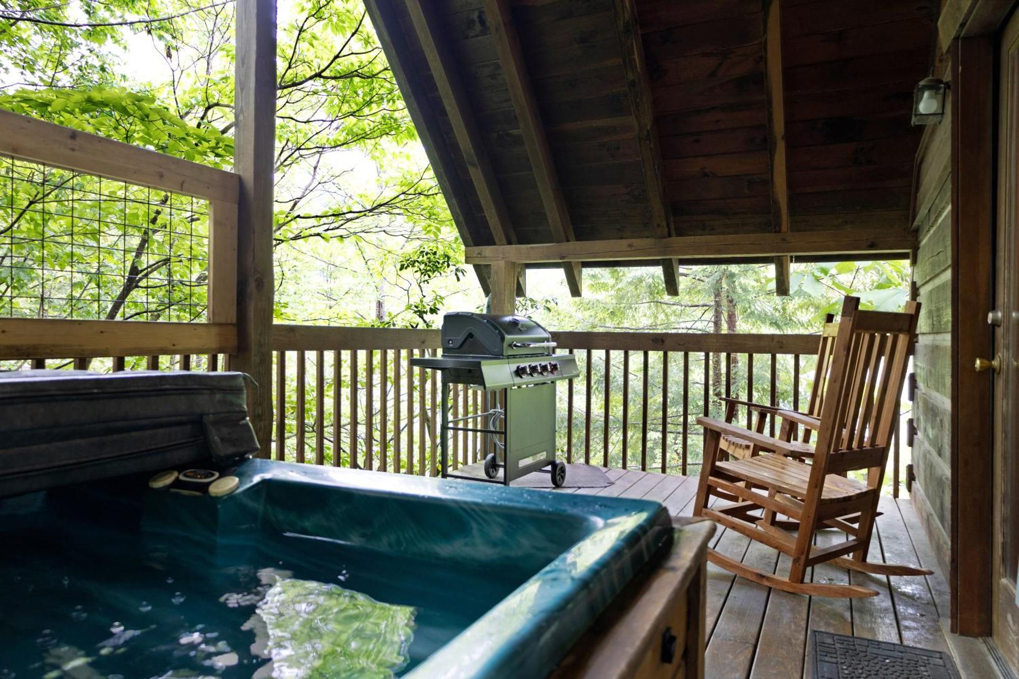 Cozy Cabin! Hot Tub, King Bed, Fireplace, & Pool Gatlinburg Eksteriør billede