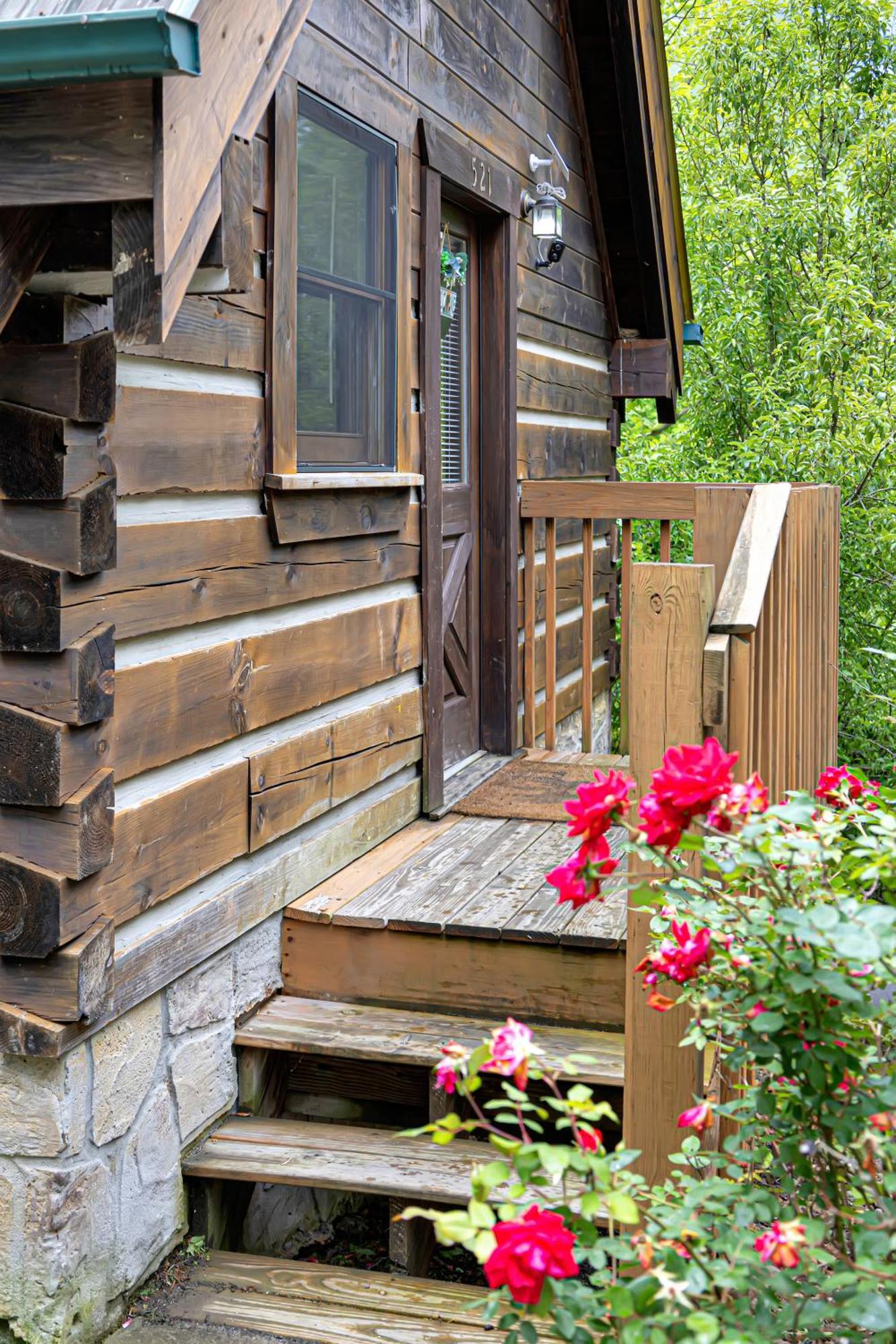 Cozy Cabin! Hot Tub, King Bed, Fireplace, & Pool Gatlinburg Eksteriør billede