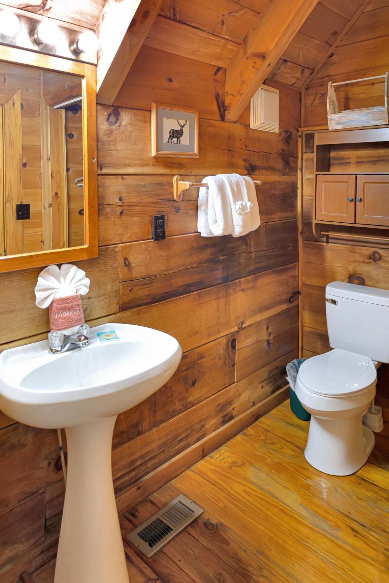 Cozy Cabin! Hot Tub, King Bed, Fireplace, & Pool Gatlinburg Eksteriør billede