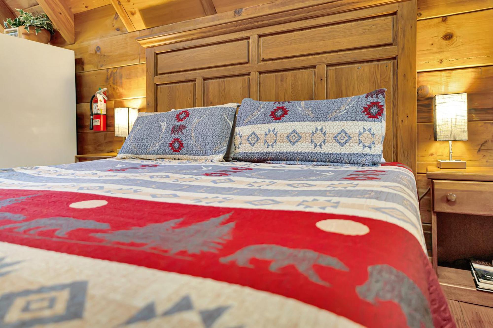 Cozy Cabin! Hot Tub, King Bed, Fireplace, & Pool Gatlinburg Eksteriør billede
